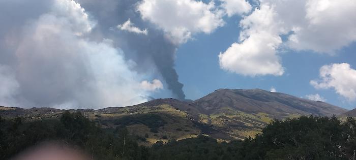 Etna in eruzione, nuova bocca eruttiva a 2.550 m nella Valle del Bove