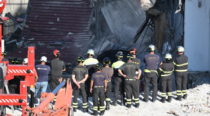 Ricerche senza tregua a Pistunina dopo il crollo per recuperare gli ultimi due dispersi