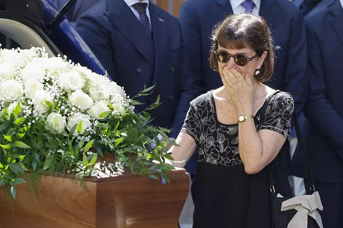 Recuperato nel lago, il ministro Roccella ai funerali del marito: &laquo;Dopo 50 anni continueremo a camminare mano nella mano&raquo;