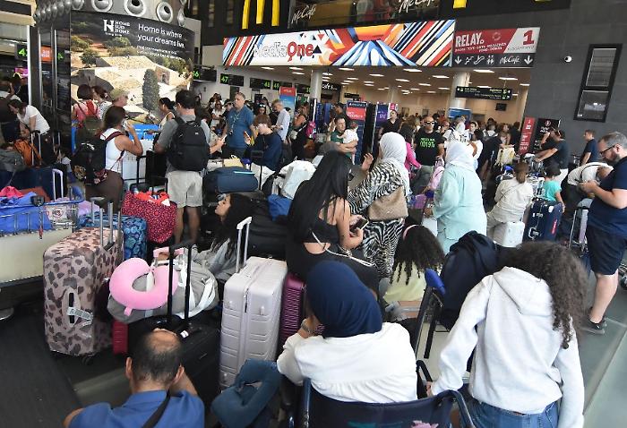 Etna, sospiro di sollievo per i passeggeri: l'aeroporto di Catania &egrave; di nuovo pienamente operativo 
