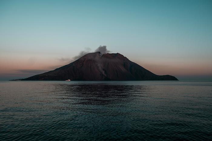 Anche Stromboli in eruzione: flusso lavico nella Sciara del Fuoco
