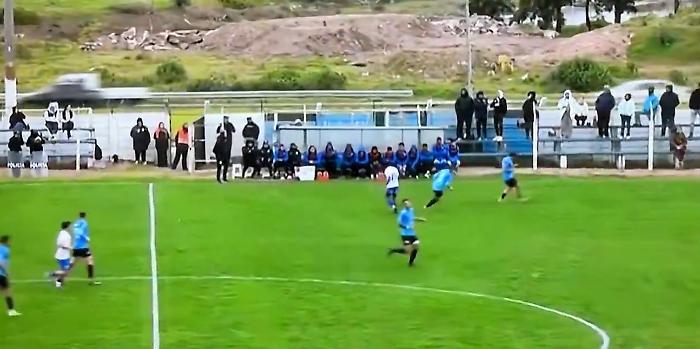 Il difensore rinvia, il pallone finisce in strada e provoca un incidente: il video fa il giro del web