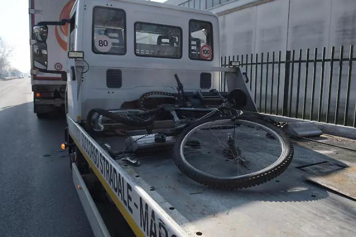 Ciclisti investiti dopo lite, 73enne investe chiede perdono
