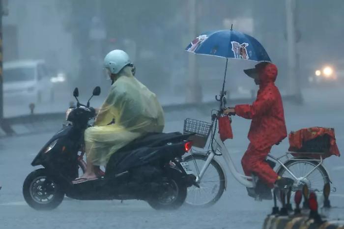 Allerta rossa sulla costa orientale della Cina per il tfone Dolphin:  oltre 1.000 voli cancellati ed evacuazioni