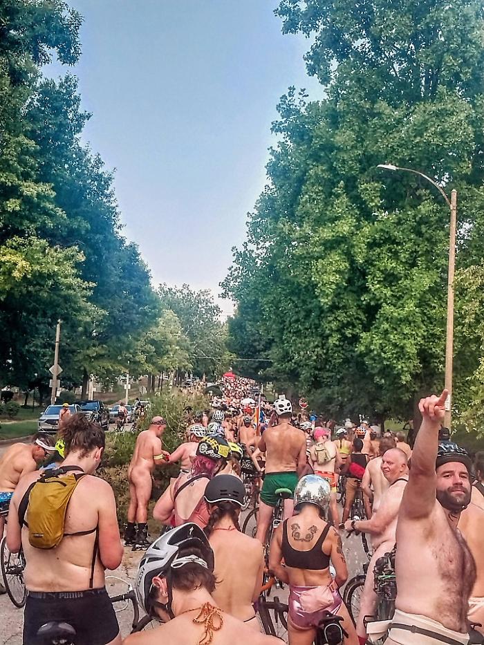 Caschi in testa e scarpe ai piedi, nudi in sella: a Berlino 500 ciclisti per la &laquo;World Naked Bike Ride&raquo;