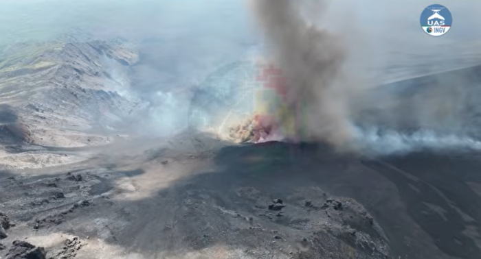 Bombe vulcaniche dal cratere Voragine e lava copiosa dalle due nuove bocche eruttive: l'Etna non si ferma e d&agrave; ancora spettacolo (e disagi) 