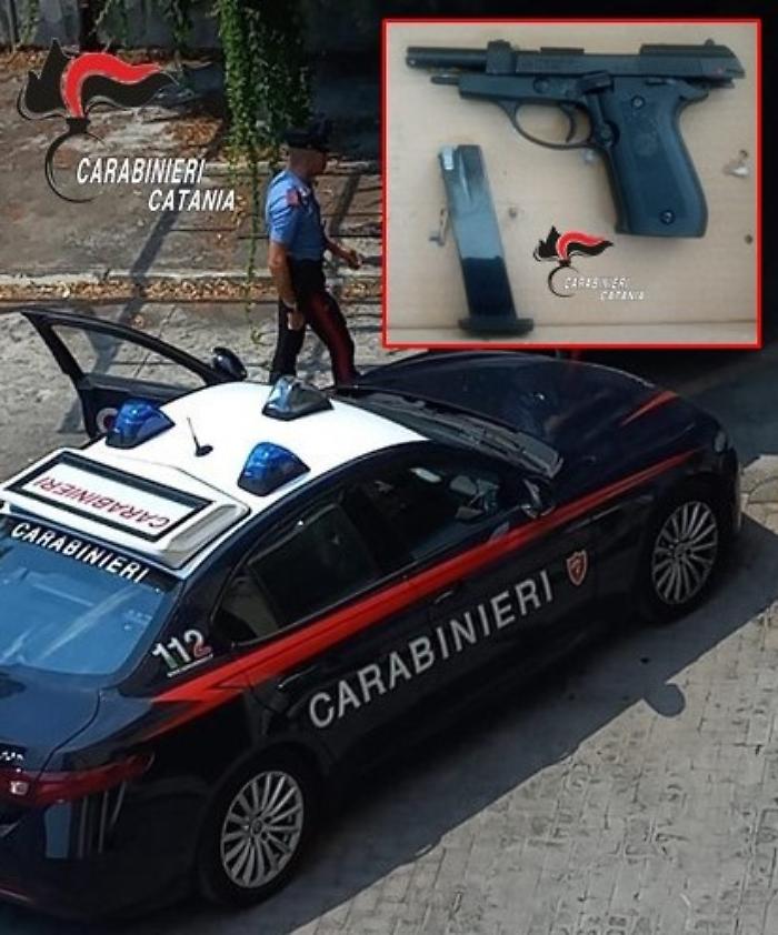 Pistola modificata nascosta sotto la maglietta: arrestato 25enne a Catania