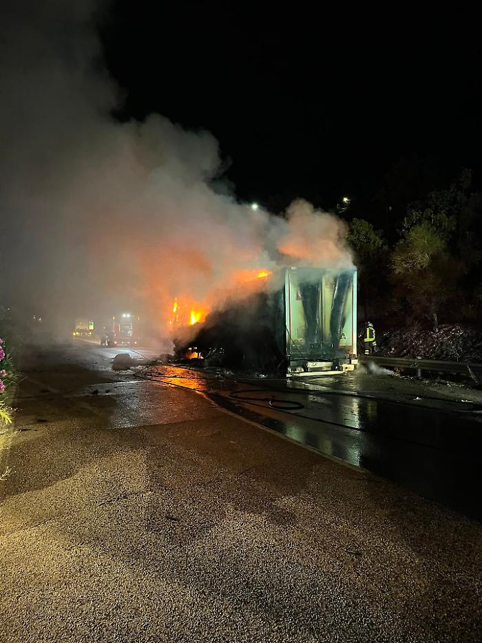 Un autoarticolato in fiamme blocca tratto dell'A20 tra Brolo e Patti: "Rinviate le partenze"