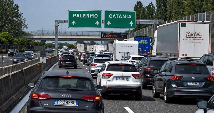 Esodo da bollino nero sulle autostrade: ma la Sicilia si scopre un imbuto per via dei cantieri eterni lungo le autostrade