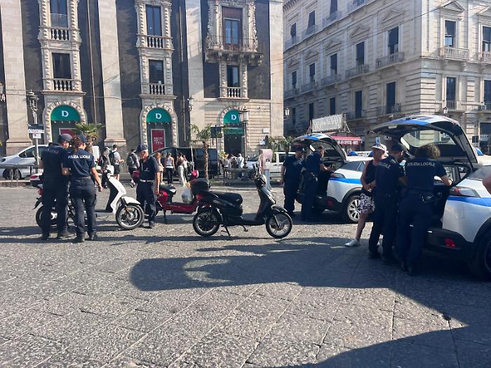 Polizia locale, 55 verbali tra San Giovanni Li Cuti e Lungomare. A piazza Stesicoro sequestrate 10 e-bike modificate