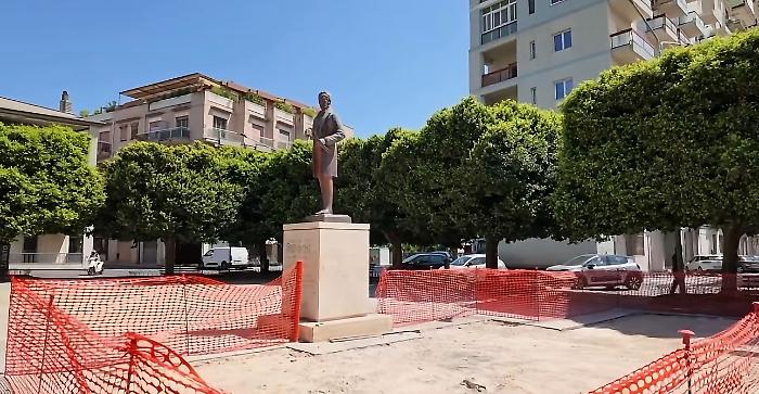 Piazza Bolivar rinnovata: nuova fontanella e parco giochi