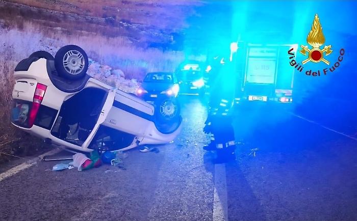Si ribalta con l'auto: feriti madre e tre figli
