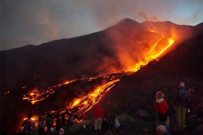 Etna in eruzione, migliaia di persone sui fianchi del vulcano per vedere lo show delle colate: ecco i punti panoramici