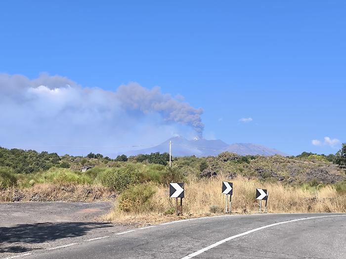 Faro su altre due bocche, colata a quota 1.360 metri. Ingv rassicura: &laquo;Non uscir&agrave; dalla Valle&raquo; 