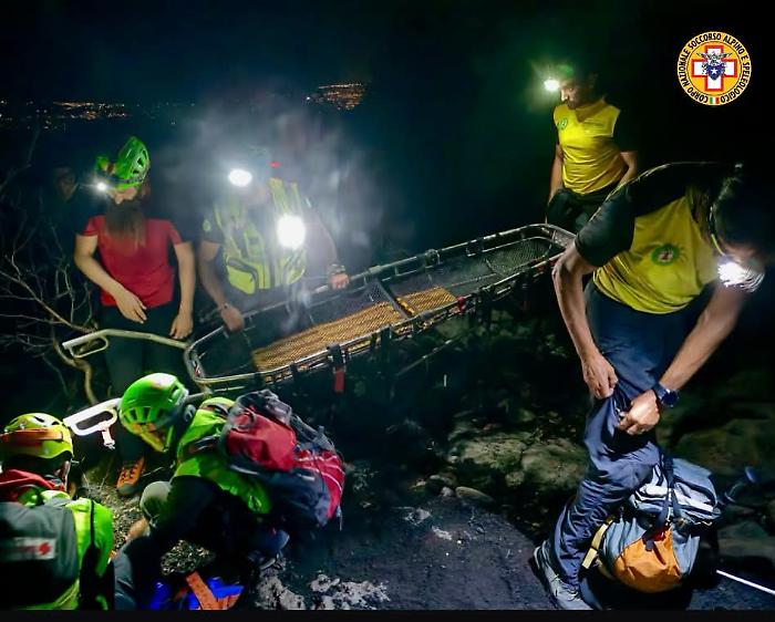 Etna in eruzione, ennesimo soccorso notturno: escursionista cade e si frattura le gambe sul sentiero di Serracozzo