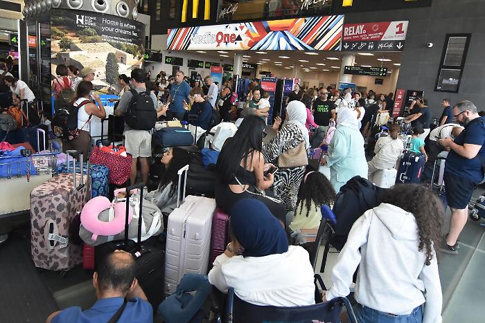 Non basta che il vulcano si calmi: le quattro condizioni per riaprire l'aeroporto di Catania