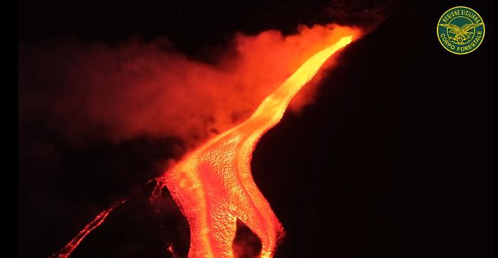 A due passi dalla nuova bocca eruttiva dell'Etna: il video della Forestale