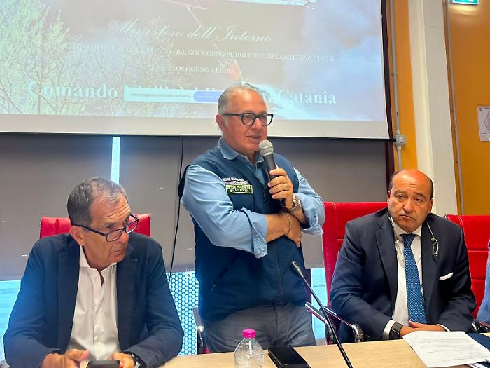 Incendi in provincia di Catania: vertice a San Giovanni La Punta per nuove strategie di prevenzione
