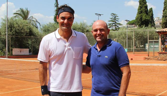 Federer illumina Taormina: mattinata di tennis, sole e stile con Bernard Arnault
