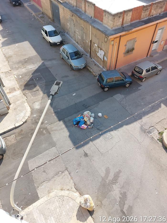 Vittoria, rifiuti non raccolti da giorni e ammassati al centro del crocevia tra via Di Modica e via Marsala