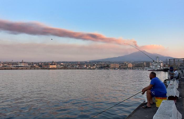 L'Etna ferma il cielo della Sicilia da giorni: voli sospesi a Catania e Comiso 