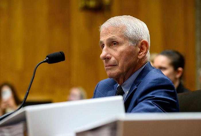Fauci sotto assedio al Congresso: spuntano i dubbi privati sul vaccino alle donne incinte 