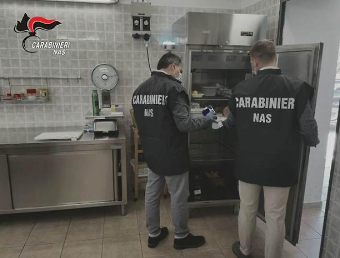 Blitz del Nas a Ustica: cibo scaduto da anni e blatte nei bar, sanzioni per 24 mila euro