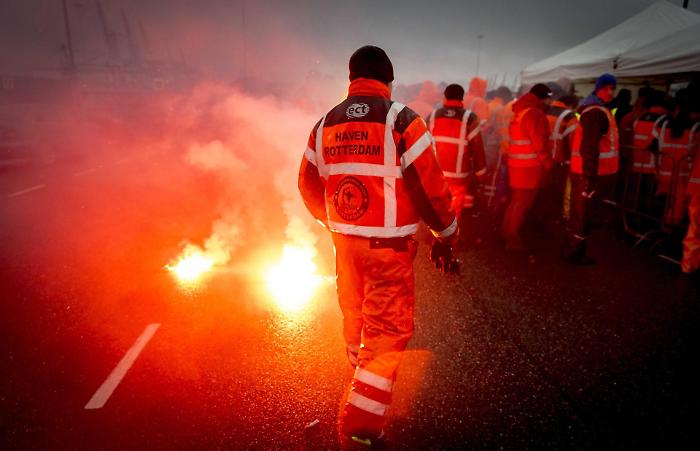 Nel porto pi&ugrave; grande d'Europa c'&egrave; stata una deflagrazione: una vittima e diversi feriti