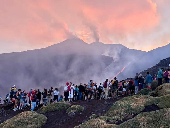 Etna, chiusa alle auto la strada per raggiungere il rifugio Citelli: da Fornazzo si sale a piedi