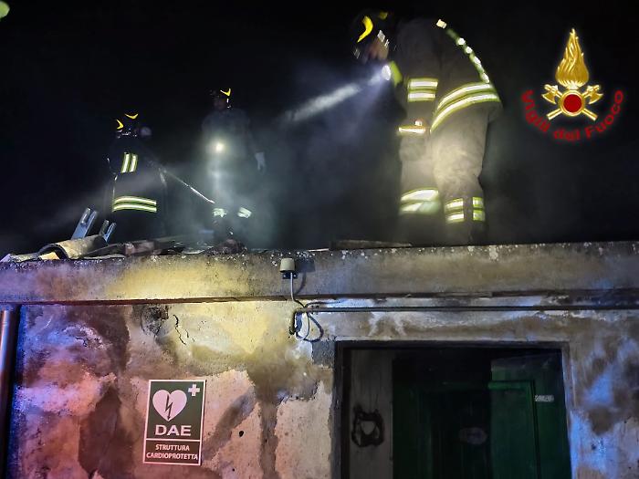 Incendio alla riserva del fiume Fiumefreddo, a fuoco due immobili dismessi ex Centro visite