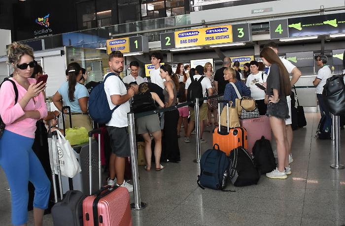 Fontanarossa ko per l'eruzione: cenere in pista e voli bloccati fino a Ferragosto 