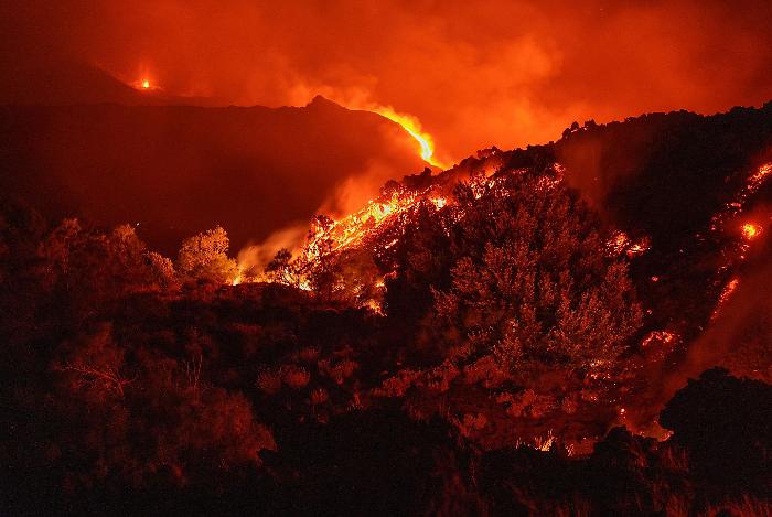Etna, l&rsquo;eruzione infinita che riscrive la storia recente del vulcano: era dagli anni Settanta che non se ne vedeva una cos&igrave;