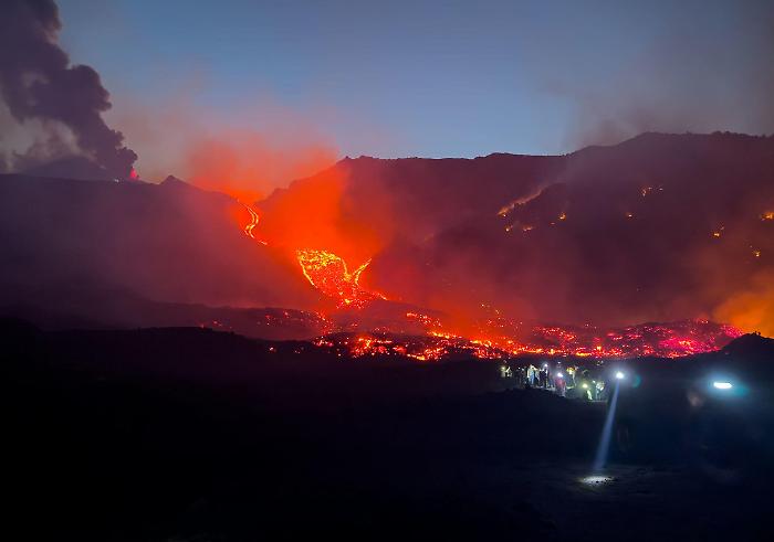 L'eruzione dell'Etna continua a oltranza e non accenna a fermarsi, pioggia di cenere sul versante sud