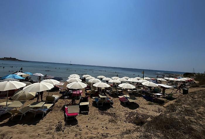 Sdraio e ombrelloni, sequestro preventivo per attivit&agrave; balneare all'Isola delle Correnti
