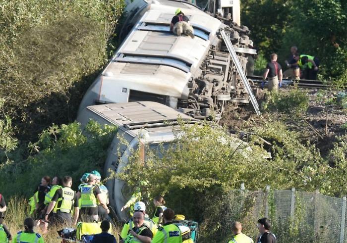  Deragliamento a Lewes, tre carrozze finiscono su un fianco: undici feriti nel sud dell'Inghilterra