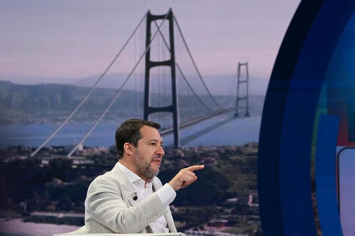 Salvini rilancia il Ponte sullo Stretto: &laquo;Con l'opera i turisti bloccati a Catania sarebbero gi&agrave; rientrati&raquo;