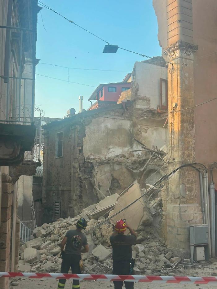 Palagonia, crolla una palazzina disabitata in via Carlo Alberto: strada sepolta dai detriti, area isolata per i controlli