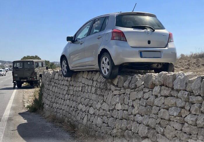 Modica-Pozzallo, auto vola fuori strada e resta sospesa su un muro a secco