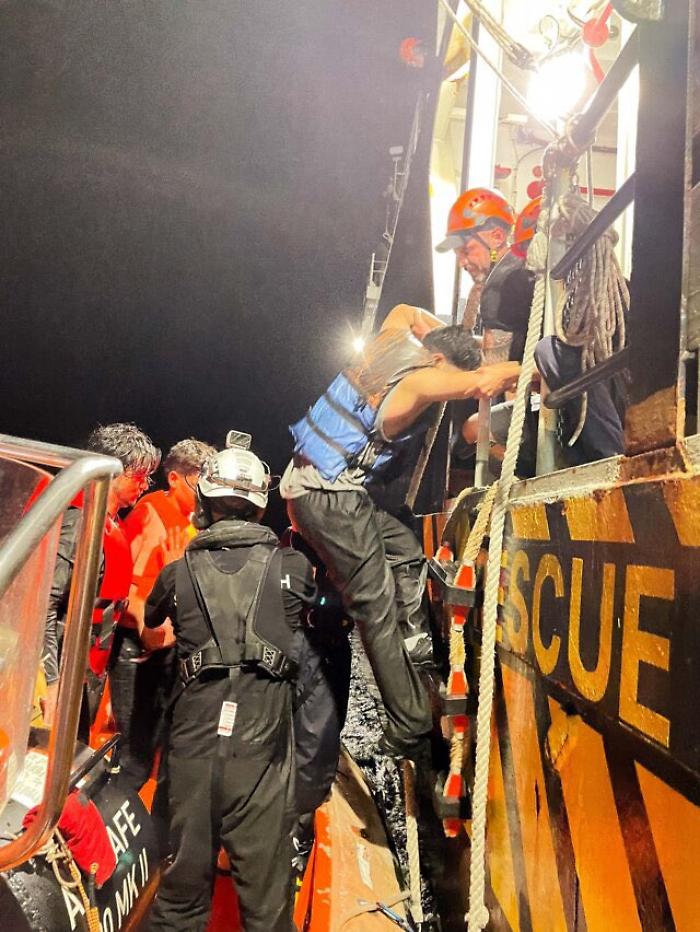 Gettati in mare dai trafficanti, 11 cadaveri recuperati dalla Sea Watch (che salva sei persone)