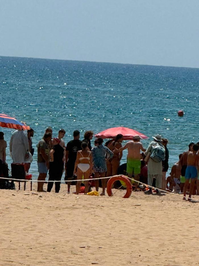 Scoglitti, ha un arresto cardiaco in spiaggia: salvato da tre medici bagnanti