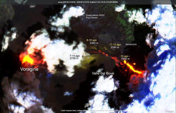 L'Etna non si ferma pi&ugrave;: fiumi di lava e la cenere bloccano Fontanarossa fino alle 15 (almeno) di Ferragosto 