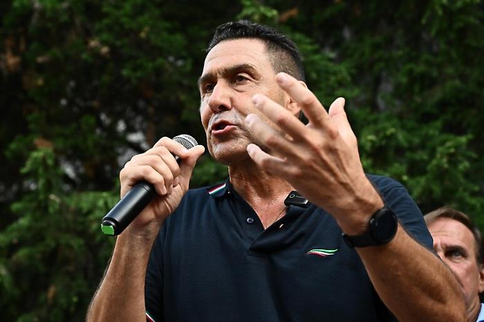 Bot russi e profili fake, cos&igrave; l'ex generale Vannacci vola sui social  