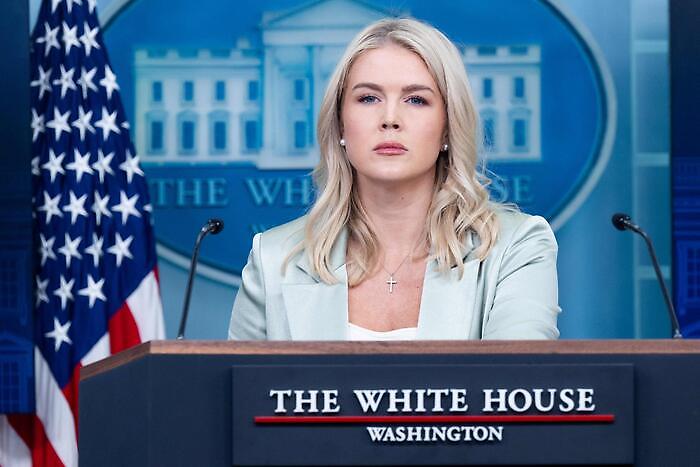 Karoline Leavitt lascia l'incarico di portavoce di Trump: c'&egrave; ipotizza la rabbia per essere stata lasciata sull'aereo esca