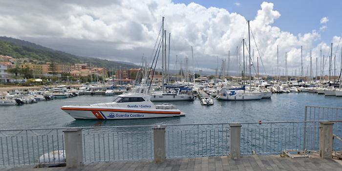 Incidente dentro il porto di Vibo Marina: gommone contro battello, un morto