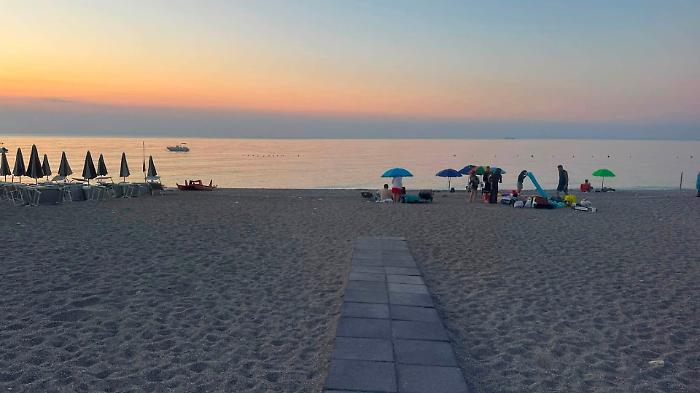Lo "sceriffo" De Luca in ronda: Taormina senza fal&ograve; all'alba di Ferragosto e il sindaco depone il distintivo