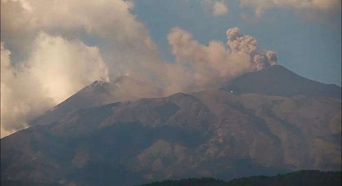 Lo "stop and go" dell'Etna che lascia un'isola con il fiato sospeso: lanciata una nuova allerta