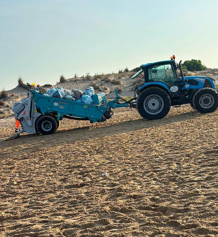 Ferragosto a Modica, il lavoro all'alba che restituisce dignit&agrave; alla spiaggia