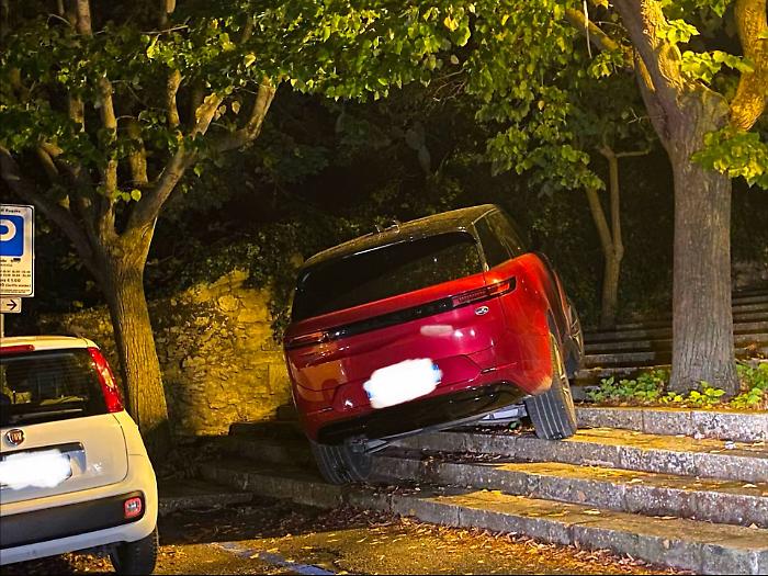 Suv parcheggiato sui gradini a Ibla: lo scatto della notte di Ferragosto diventa virale