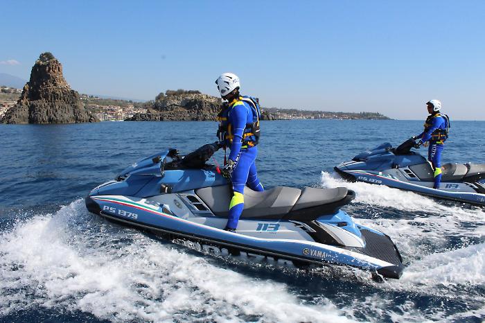 Catania, imbarcazione vicino alla boa di sub: si evita la tragedia grazie alla polizia sulle moto d'acqua