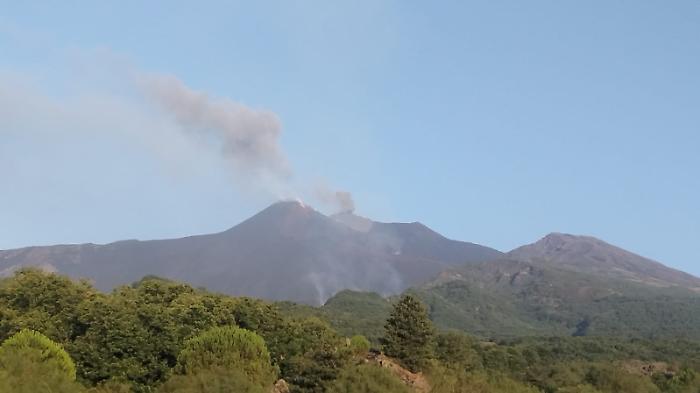 L'Etna si prepara per una tregua: l'allerta declassata da rosso ad arancione e attivit&agrave; esplosiva in diminuzione